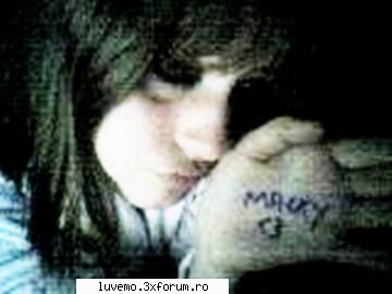 hmm..nush c s zic despre mn..pt k nici eu nu ma cunosc asa bn.. :rolleyes: 
sunt emo in primul